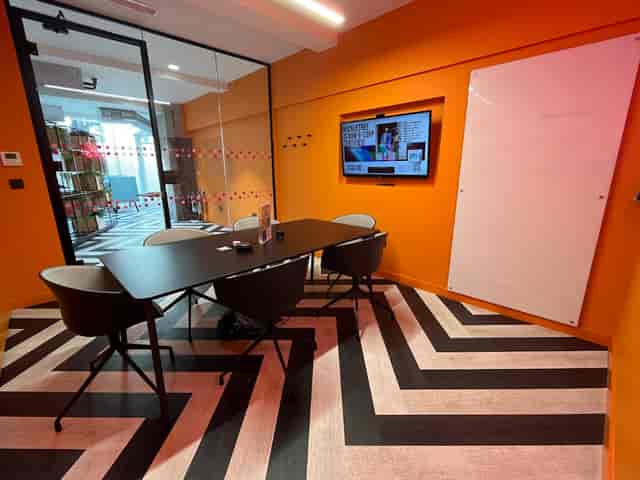 Idea Store Canary Wharf huddle room with AV tech and whiteboard for team collaboration meetings.