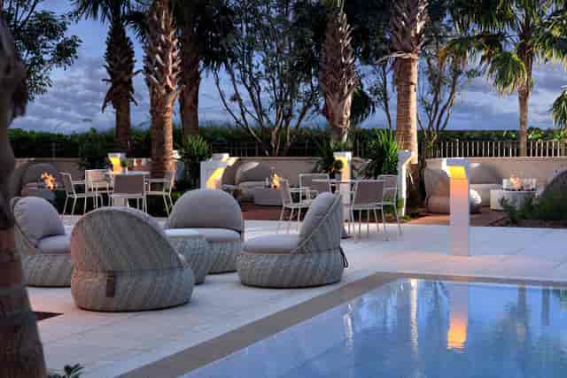 Pool Deck Pavilion, Fort Lauderdale: Lounge seating and fire features for upscale networking events.