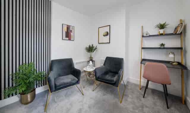 Private therapy room in Putney with workstation for intimate coaching and meetings.