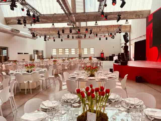 Lisboa ao Vivo multipurpose event space with red stage setup for corporate gala banquet.