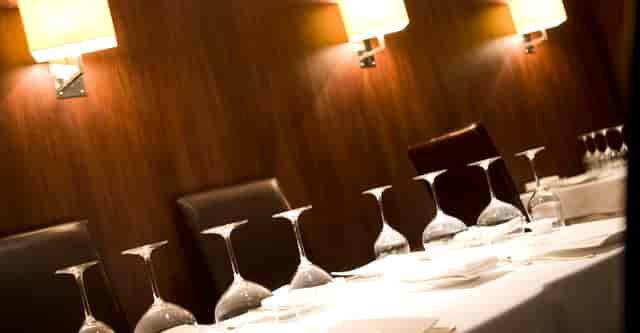 Glenmorangie Private Room: elegant boardroom for executive meetings and intimate business dinners.