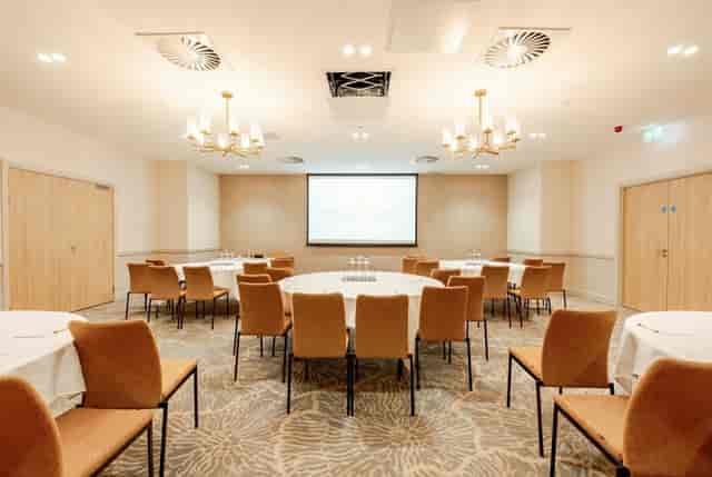 Round-table boardroom setup in Covent Garden II, Strand Palace for workshops and events.