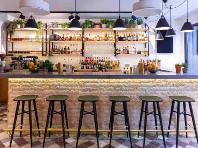 Hans' Bar & Grill: upscale networking reception venue with efficient bar seating.