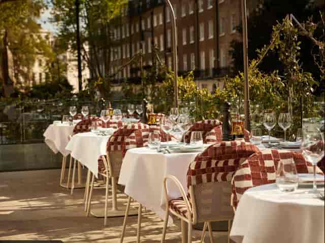 La Môme London outdoor dining set for a corporate luncheon or evening reception.