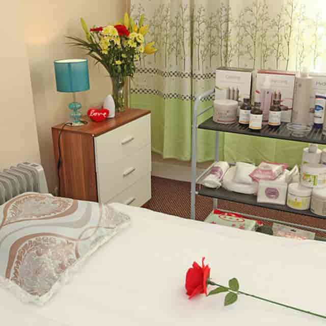 Amethyst therapy breakout room with cluttered decor for wellness events and pop-up consultations.