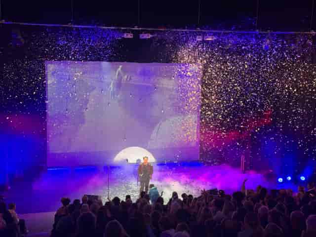 Studio 1 theatre general session: theatrical lighting and confetti drop for corporate event.