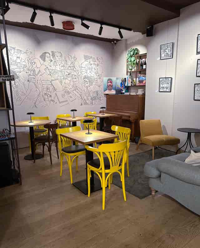 Malavenda Café: Modular seating for intimate breakout sessions and boutique networking events.