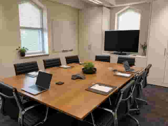 8-person Meeting Room