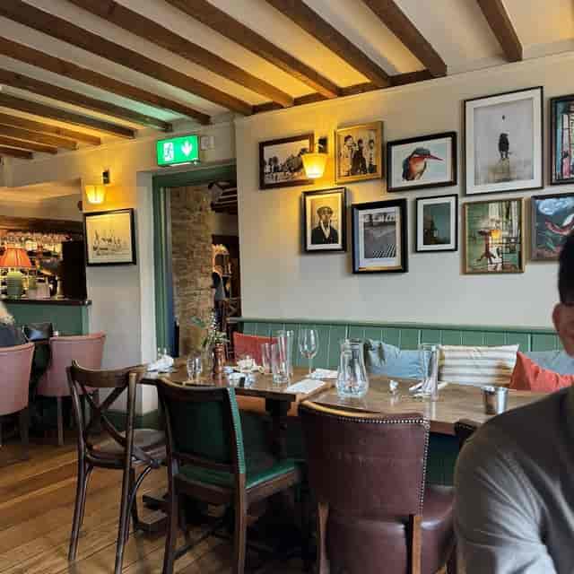 Hogarths Solihull Music Room 1: Intimate breakout session space with warm bench seating.