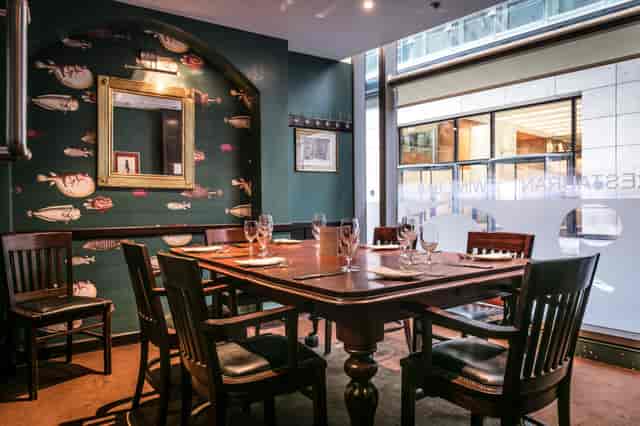 The Boardroom at Davy's Plantation Place: upscale semi-private dining for business lunch or dinner.