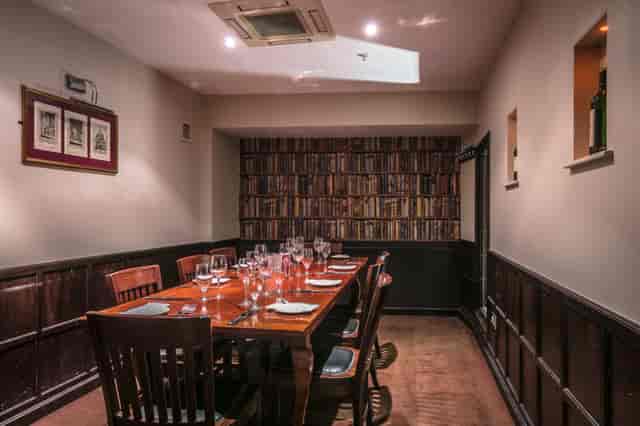 The Boardroom at Davy’s: Private dining space for VIP corporate meetings and exclusive events.
