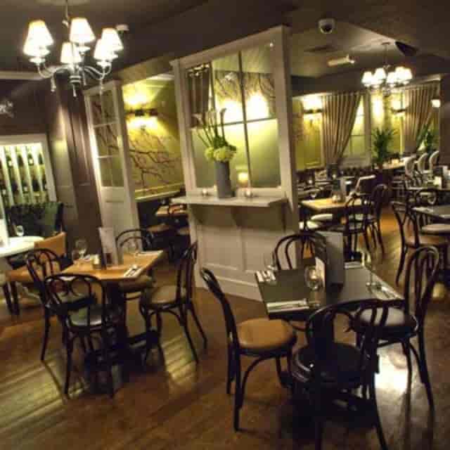 Private dining room at Davy's Plantation Place for corporate events and business meetings.