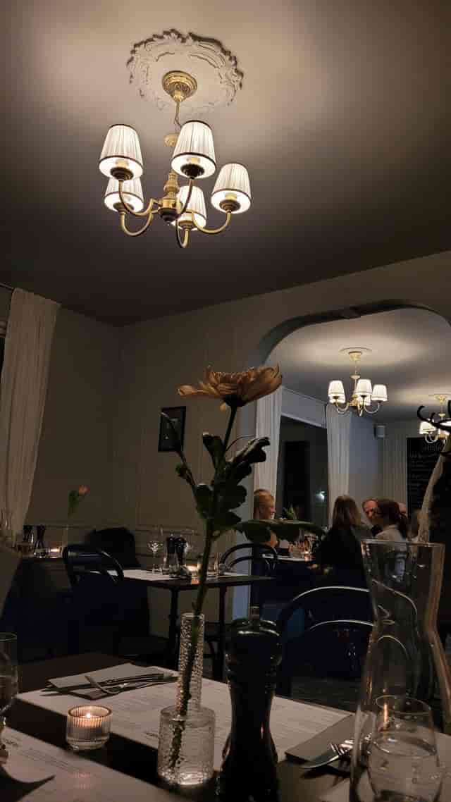 Private dining room at Briciole featuring a bold centerpiece, perfect for networking events.