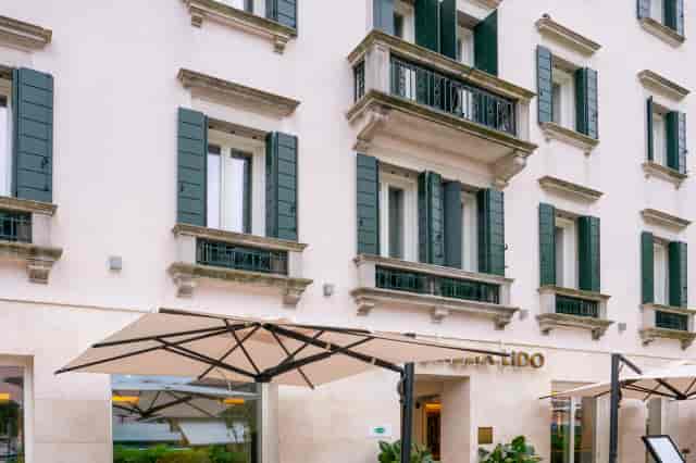 Boutique Venetian hotel exterior for intimate board meetings and upscale off-site retreats.