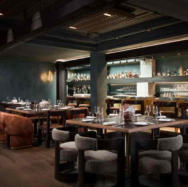Large creative venue with built-in bar for luxury evening receptions and VIP dinners.