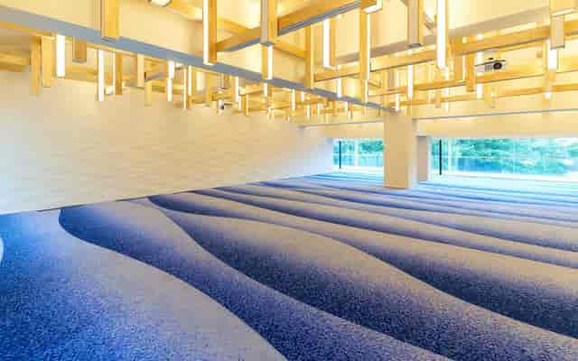TENSHO Togo-Kinenkan event space with wave carpet, ideal for corporate meetings and galas.