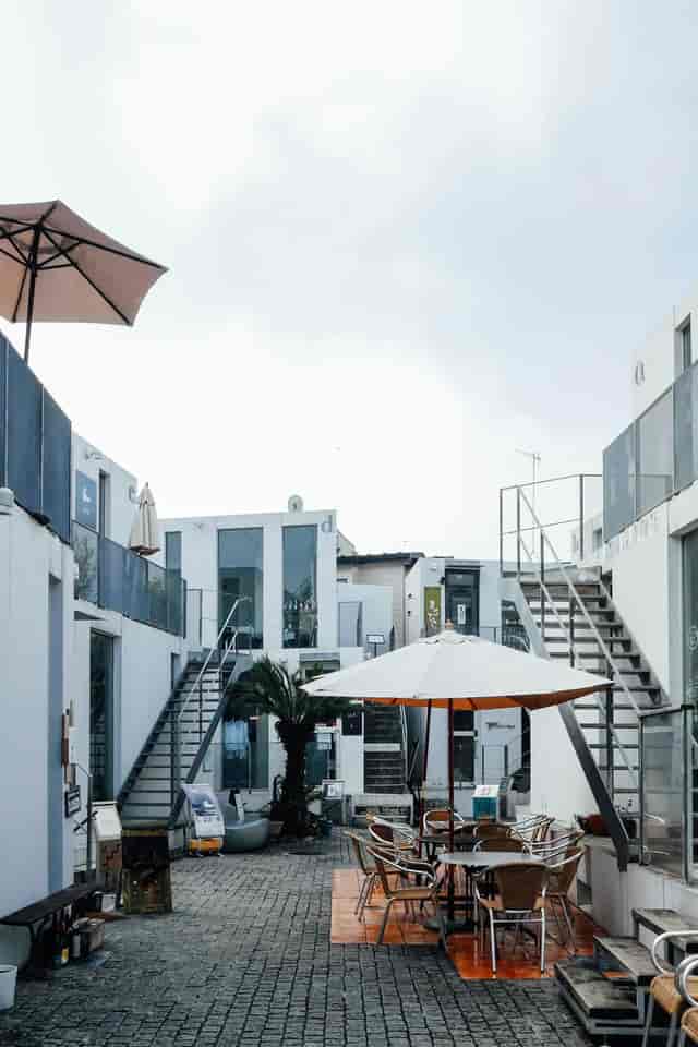 Modern tiered courtyard venue at Daikanyama Garage for breakout sessions and networking mixers.