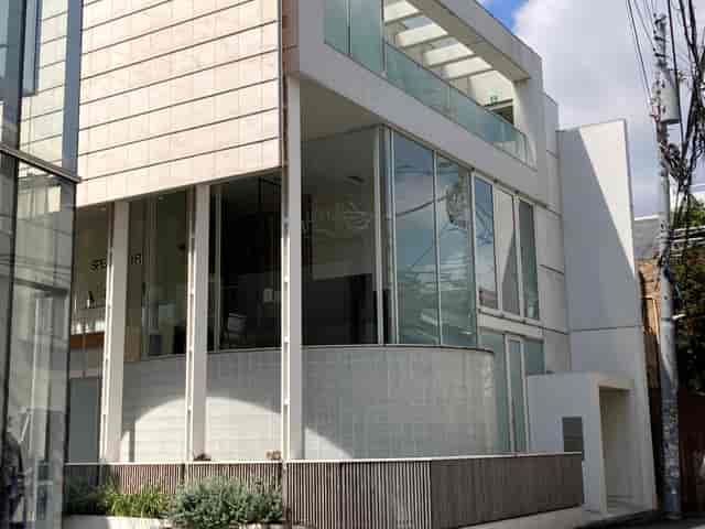 Modern 1F Studio in Daikanyama Garage: Minimalist venue for corporate networking and pop-up events.