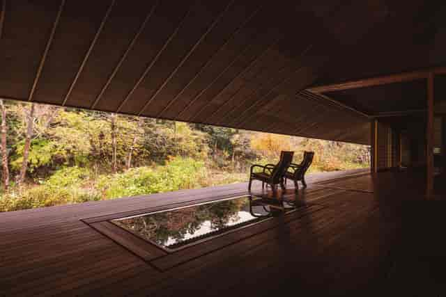 Courtyard Bar Lounge at Quartz Gallery: immersive breakout space for executive retreats.