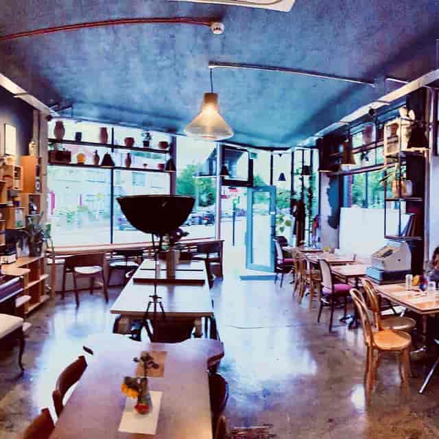 Full Club networking mixer at The Old Grocery Store with bright, airy creative workshop space.