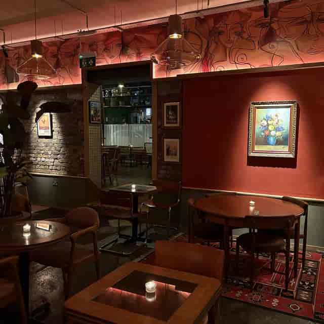 Intimate Full Club networking venue at 33 The Old Grocery Store with cozy boutique atmosphere.
