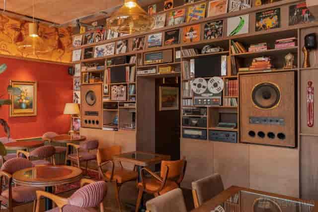 Full Club at The Old Grocery Store: intimate breakout space for networking and brainstorming.