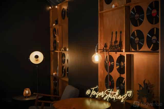 Lounge Area & Bar