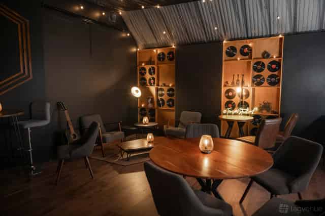 Lounge Area & Bar