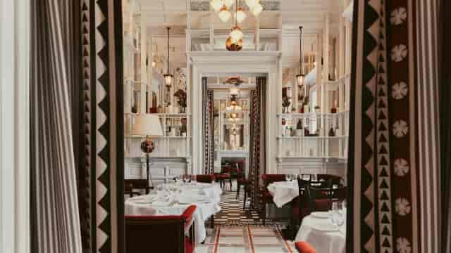 Main Room at Gallery Club London: Sophisticated board dinner space for VIP roundtable events.