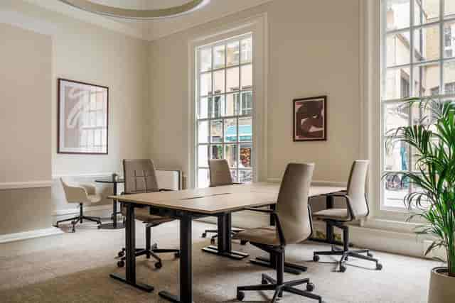 Modular strategy room at Hudson's House, ideal for professional team collaboration and meetings.