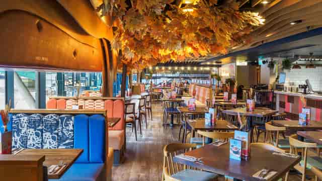 Group dining area with fixed booths at Zizzi Bankside for networking events and breakout sessions.