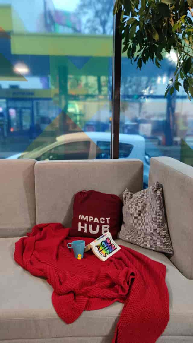 Casual breakout room with soft seating for networking and conference sessions at Impact Hub.