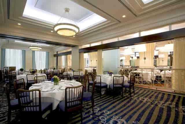 Grand Salon Oceana: Elegant banquet hall with neutral decor for corporate galas and networking.