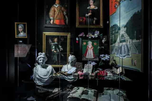 Lejongången exhibit at Ekonomiska museet with dramatic lighting, perfect for museum tour inspiration.