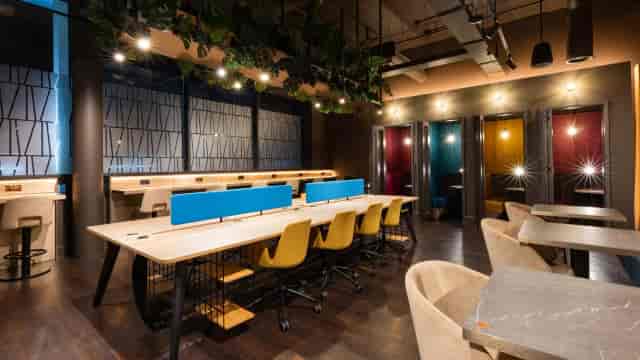 David Lloyd Oxford Clubroom co-working space with private pods for meetings and business events.