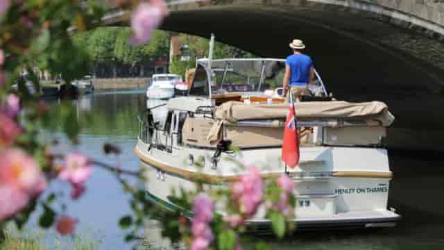 Luxury cruise boat on The Folly in Henley-on-Thames for executive networking and incentive trips.