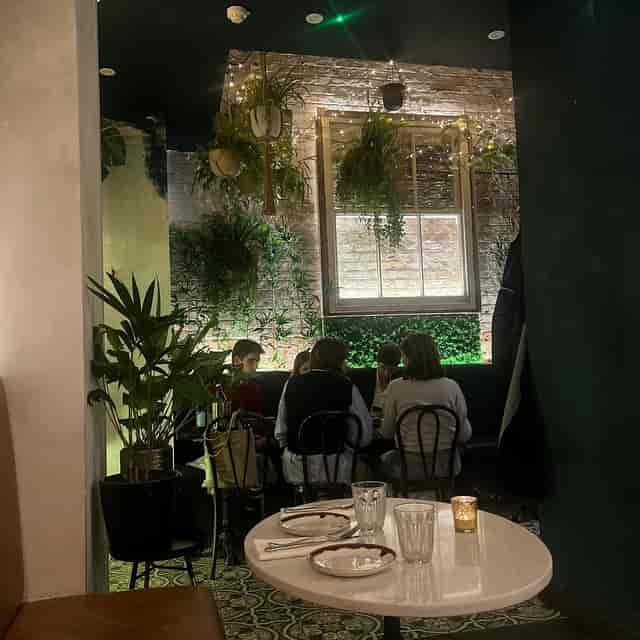 Biophilic indoor garden for intimate breakout sessions and networking dinner events.