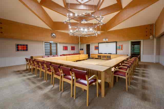 Linbury Building meeting room with wooden accents, ideal for professional board meetings or workshops.