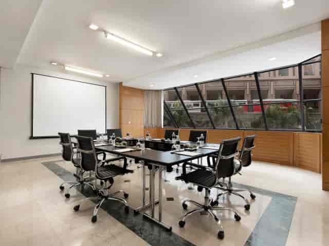 U-shaped boardroom in Sala Toledo, Hotel Puerta de Toledo for corporate meetings and workshops.