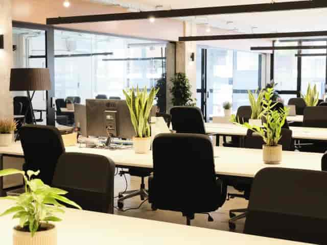 Modern Espacio One workspace at Hotel Liabeny featuring task chairs for corporate meetings.