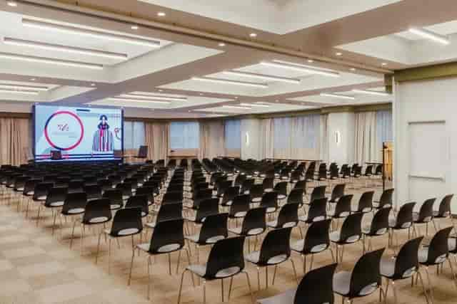 Theater-style conference room at Sala Toledo with LED wall for corporate events and keynotes.