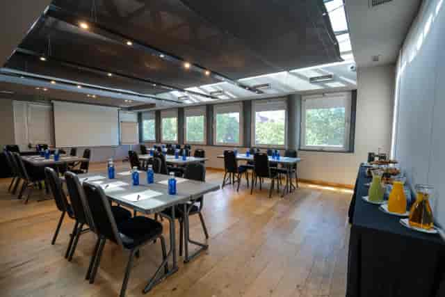 Classroom-style corporate workshop room at Hotel Zenit Conde Orgaz with natural light.