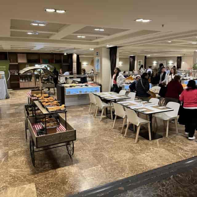 Somo Hotel Sardinero breakfast buffet layout, hotel catering event management.