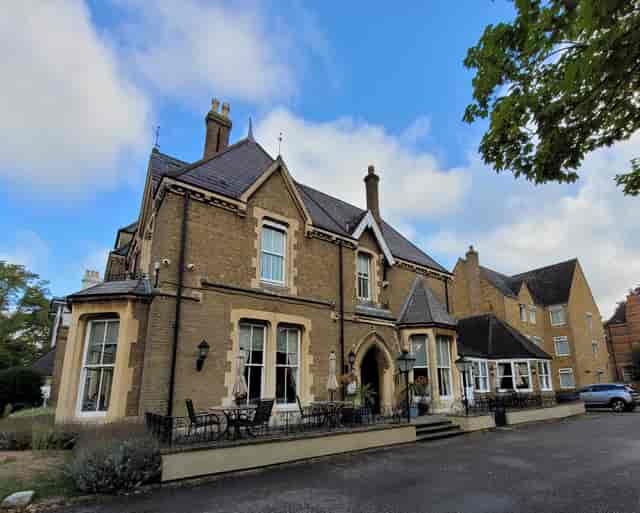 Restaurant 66A at Cotswold Lodge: Historic boutique venue for corporate retreats and board meetings.