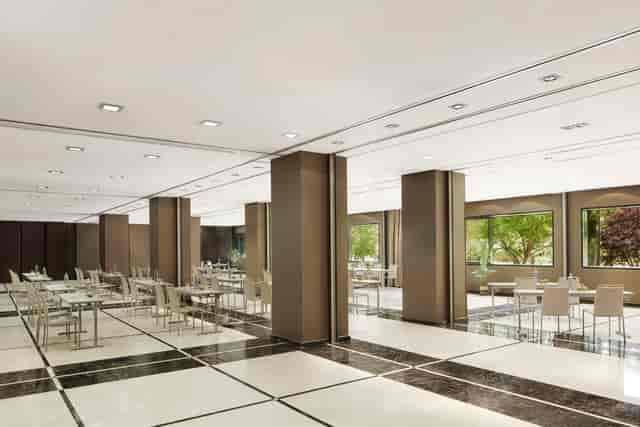 Classroom-style meeting room at Hotel Zenit Conde Orgaz for corporate training and workshops.