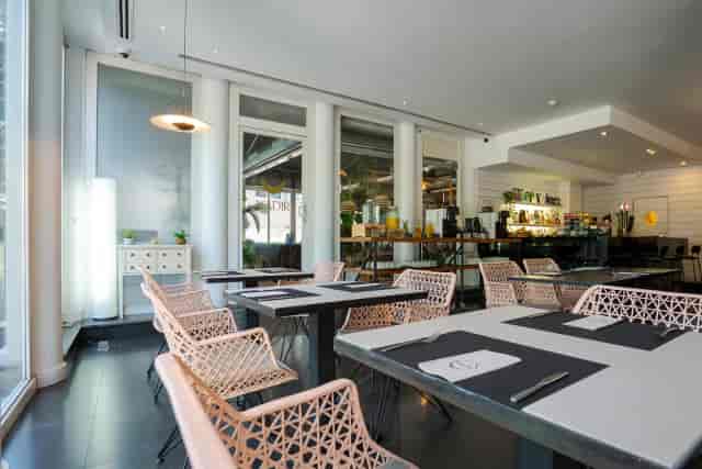 Modern breakout space at Hotel Zenit Conde Orgaz for networking events and corporate lunches.