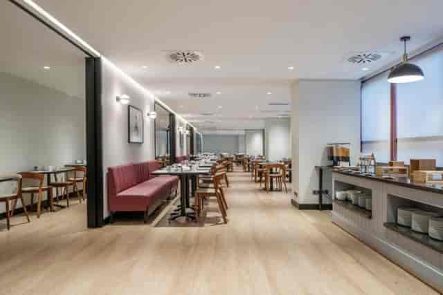 Modern Moncloa hotel dining area for professional corporate events and buffet catering.