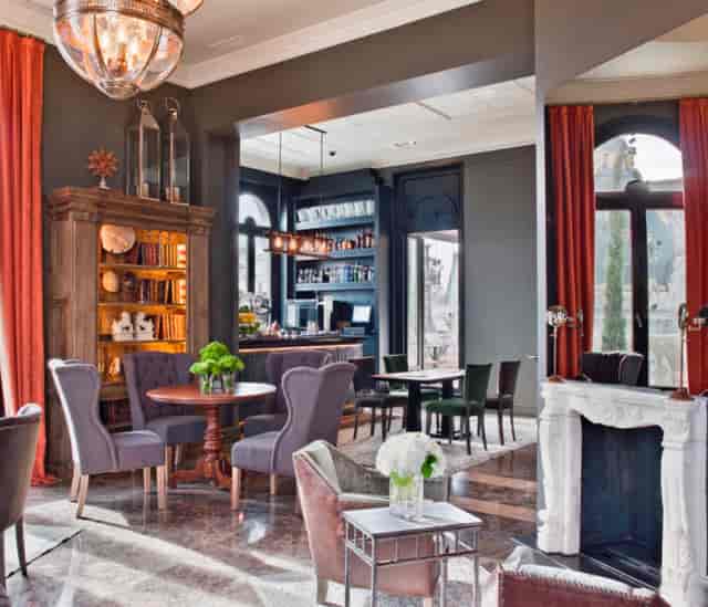 Sophisticated Moncloa boutique lounge, ideal for VIP receptions and professional networking events.