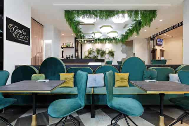 Callao Hotel Mayorazgo networking space with modern furniture and lush biophilic decor.