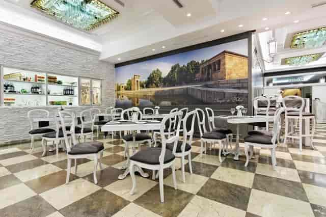 Modern dining space in Hotel Mayorazgo, Callao for corporate luncheons and networking events.